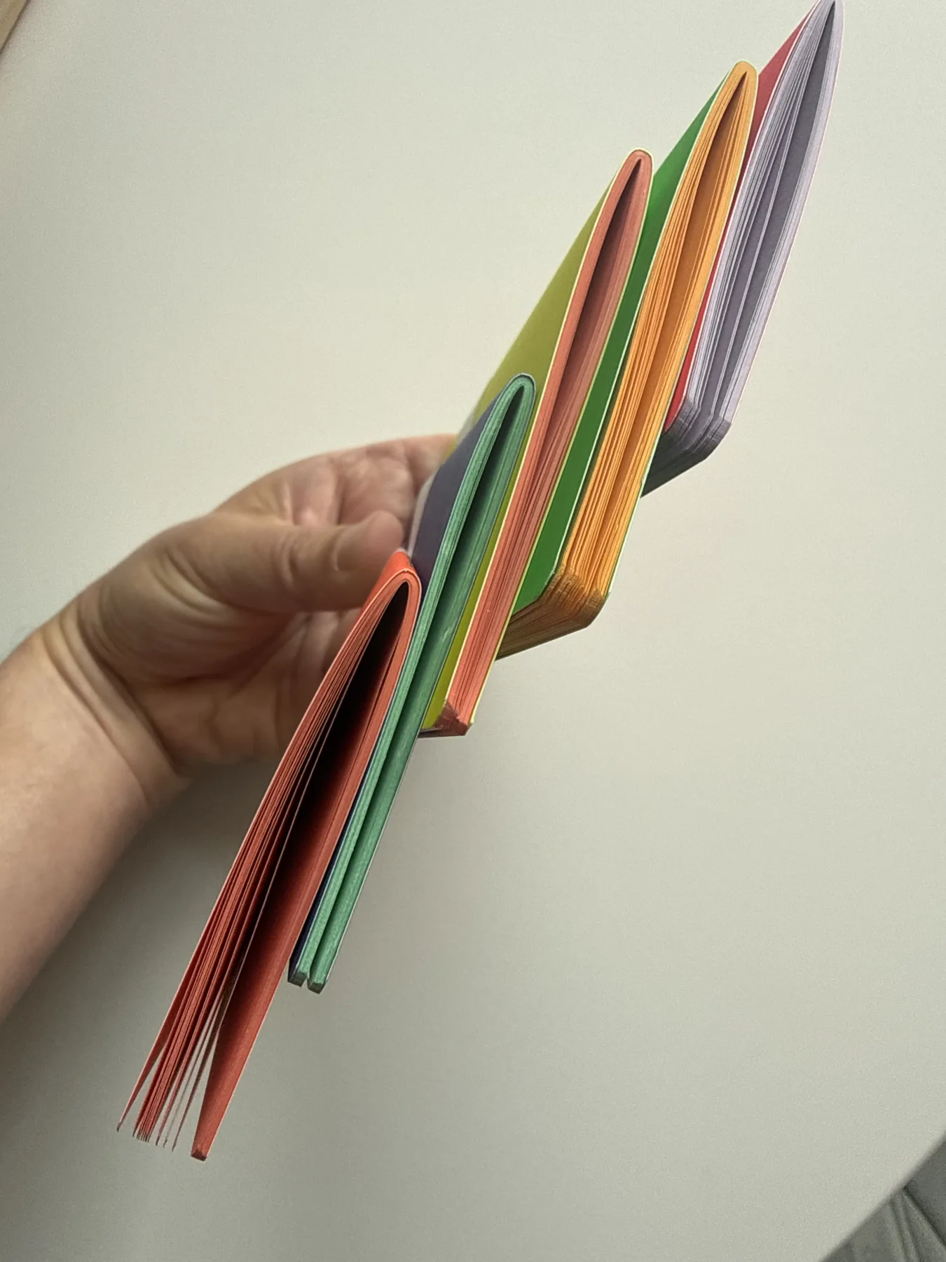Side view of Nōto Neō notebooks showing contrasting coloured pages